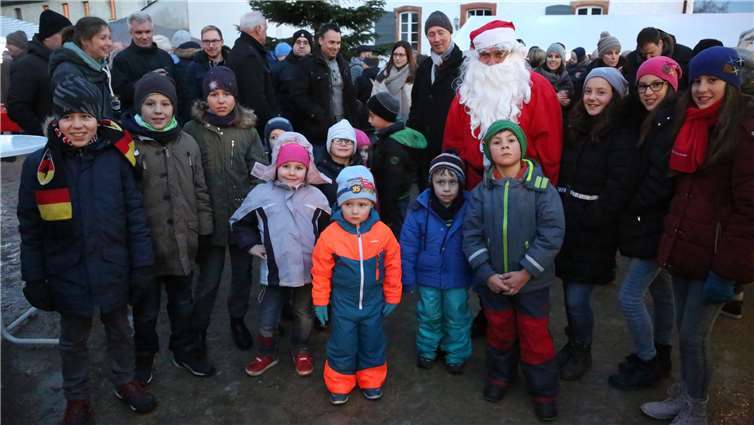 Die Kinder drängten sich um den Weihnachtsmann. Fotos: -StF-