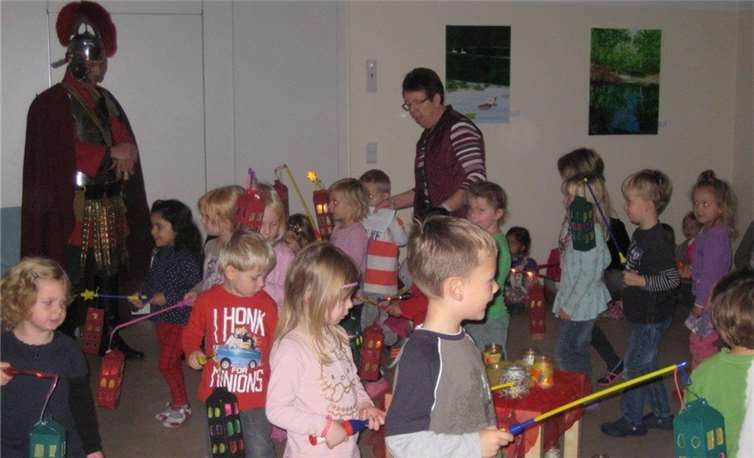 Die Kinder drehten St. Martin zu Ehren einige Runden mit dem entsprechenden Liedgutprivat