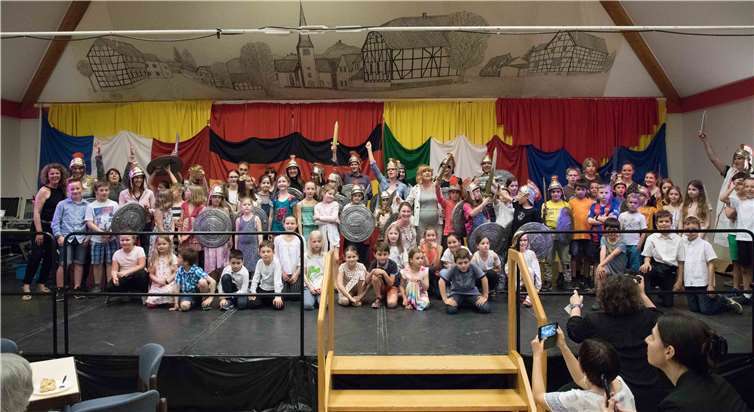 Die Kinder dreier Nationen und ihre Lehrer waren beim Bunten Abend bester Laune.CEW