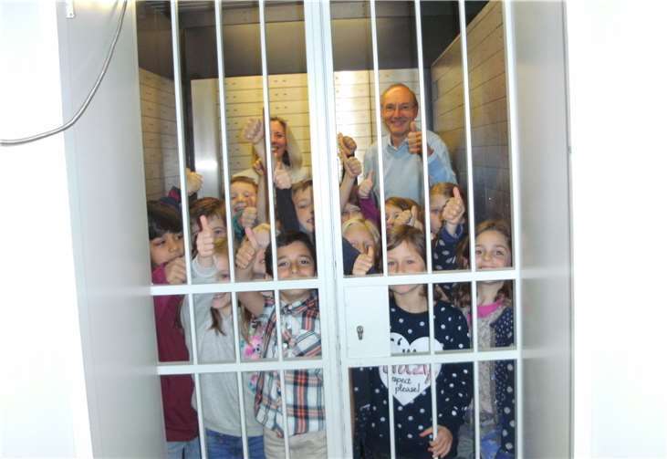 Die Kinder durften auch den Tresorraum besichtigen. Privat