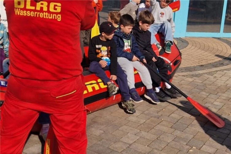 Die Kinder durften auch eine Rettungsübung mit dem Rettungsboot mit der DLRG durchführen.