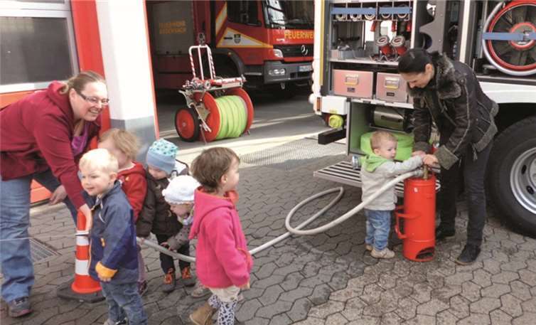 Die Kinder durften auch mit einem Schlauch selbst Wasser spritzen.privat