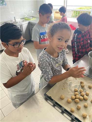 Die Kinder durften auch verschiedene Leckerein selbst herstellen.