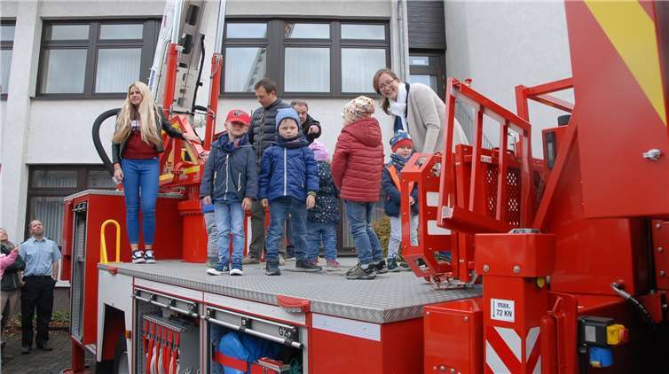 Die Kinder durften auf dem Podest des Hubwagens spielen. Die Drehleiter erreicht eine Höhe von 30 Meter.