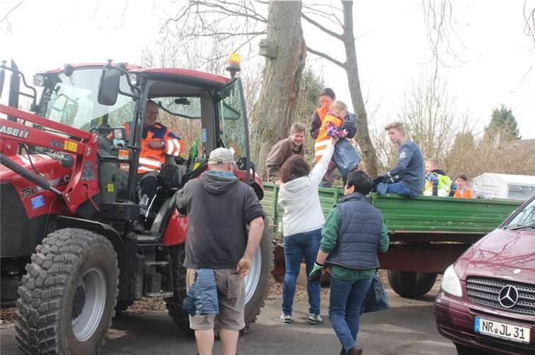 Die Kinder durften auf dem Traktor mitfahren.