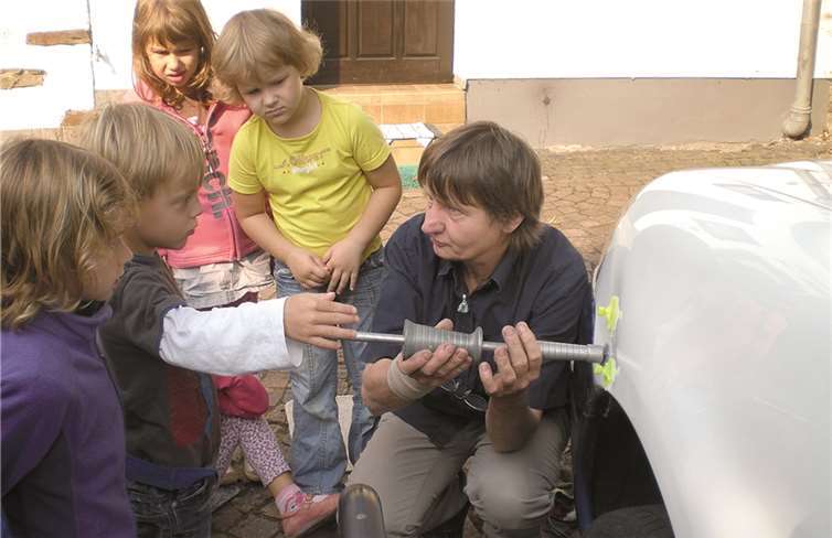 Die Kinder durften bei Angelika Lemke auch selbst Hand anlegen. privat