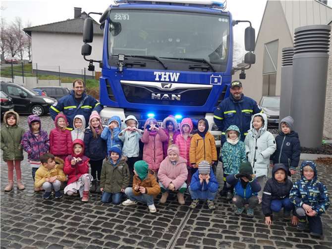 Die Kinder durften das riesige Fahrzeug auf Herz und Nieren untersuchen.  Foto: Katholische Kita St. Peter und Paul