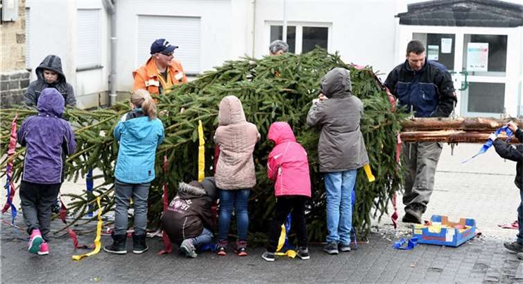 Die Kinder durften den Maibaum schmücken. privat