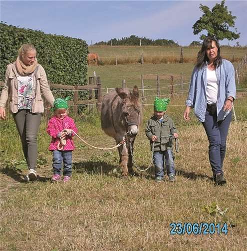 Die Kinder durften die Esel über einen Parcours führen. privat