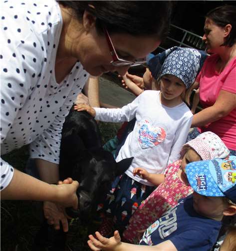 Die Kinder durften die Tiere von ganz nahem betrachten. Foto: privat