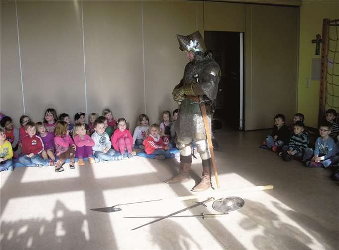 „Ritter, Burgfräulein, Prinzessinnen & Drachen“ im großen Spektakulum Die Kinder durften die mitgebrachten Waffen und Schilder anfassen.Privat