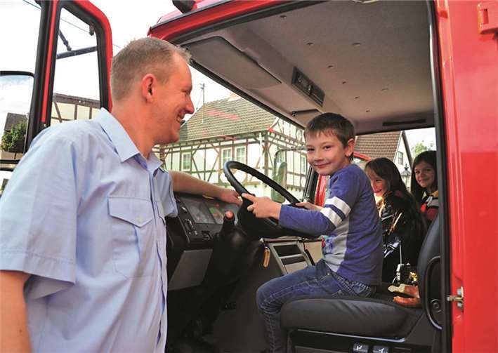 Die Kinder durften einmal im Feuerwehrauto Probe sitzen.