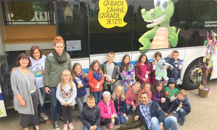 Die Kinder durften im „Krocky-Badezimmer“ selbst zur Bürste greifen.privat