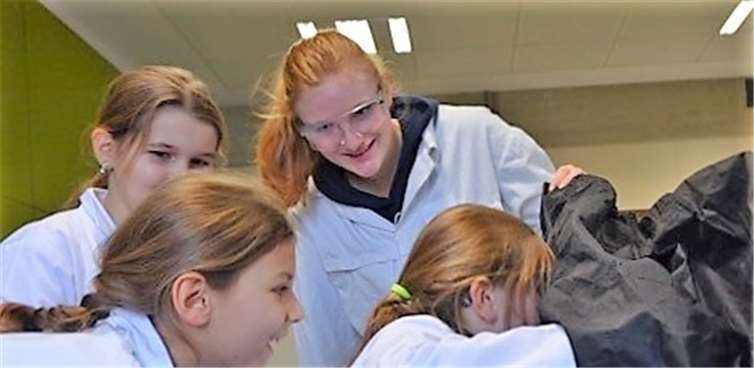 Die Kinder durften selbst experimentieren und durchliefen mehrere Stationen, die von den Schülerinnen und Schülern des Leistungskurses begleitet wurden. privat