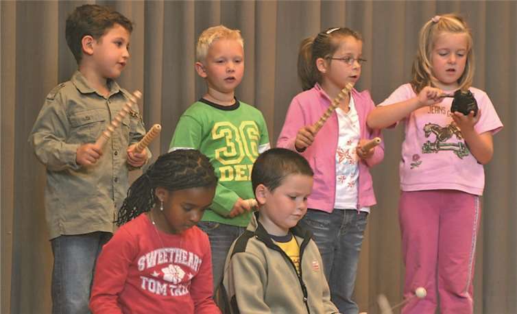 Die Kinder einer kleinen Gruppe spielen mit Freude auf ihren Insturmenten.privat