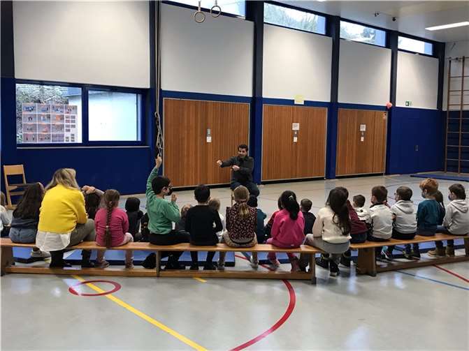 Die Kinder empfingen Juri Tetzlaff bei einem exklusiven Meet & Greet in der Turnhalle ihrer Schule. Foto: privat