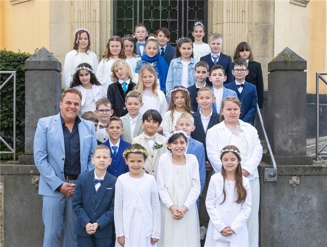 Die Kinder empfingen die erste Heilige Kommunion. 