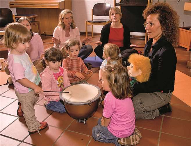 Die Kinder erfahren mit ihrer Bezugsperson Musik und Tanz auf lust- und gefühlvolle Weise.KMS