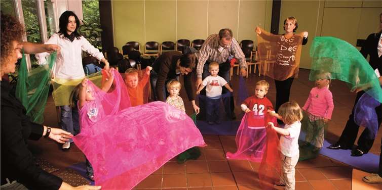 Die Kinder erfahren zusammen mit ihrer Bezugsperson Musik und Tanz auf lust- und gefühlvolle Weise. KMS