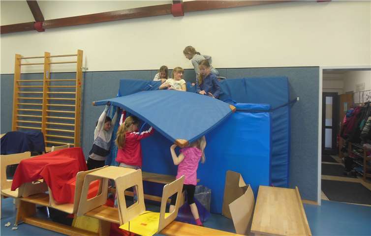 Die Kinder erfanden in verschiedenen Rollen- oder Bewegungsspielen immer wieder neue Spielgeschichten und ließen ihrer Kreativität freien Lauf.