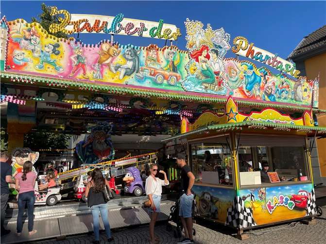 Die Kinder erfreuten sich bei einer Runde auf dem Karussell „Zauber der Phantasie“.  Foto: ROB