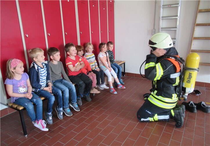 Die Kinder erfuhren einiges über die Aufgaben eines Feuerwehrmannes.