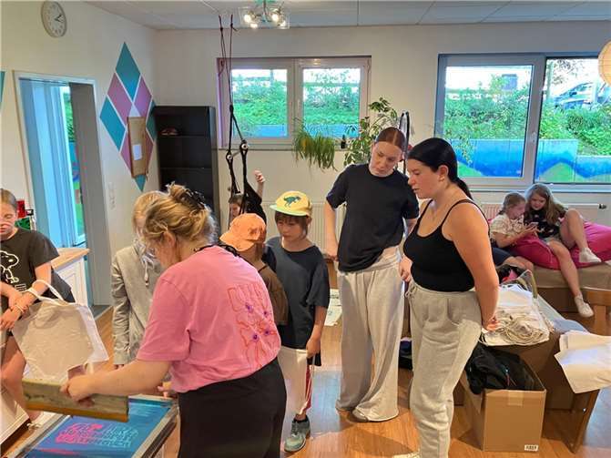 Die Kinder erfuhren, wie man die Farbe mit dem Rakel durch das Sieb zieht, sodass ein schöner Druck entsteht.  Foto: Bürgerverein Werthhoven