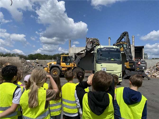Die Kinder erhalten Einblicke in die Wege des Mülls von der Tonne bis zur Wiederverwertung.  Fotos: privat