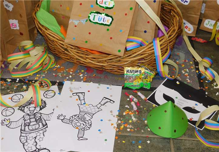 Die Kinder erhalten in der Tüte ein umfangreiches Fastnachts-Paket. Foto: Kita Don Bosco