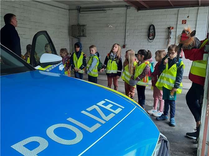 Die Kinder erhielten Einblicke in ein Polizeiauto, die Schaltzentrale, Bürobereiche und durften sogar eine Zelle besichtigen.  Foto: Ev. Kita Allerheiligenberg