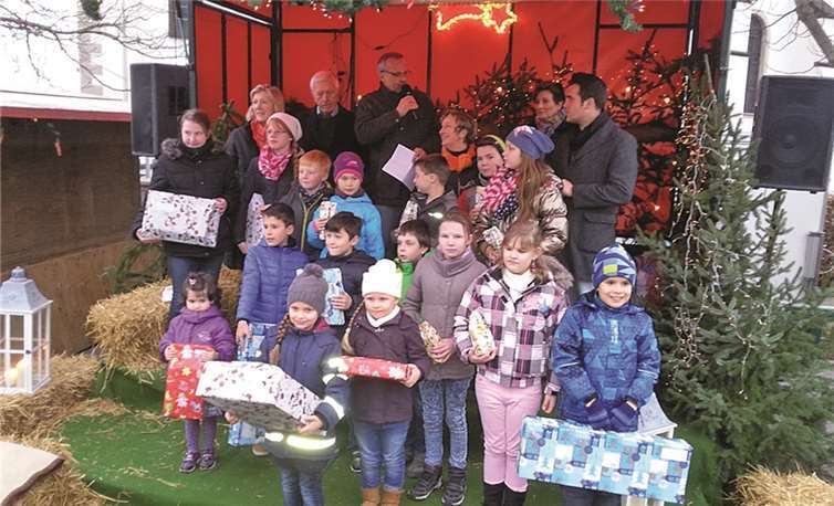 Die Kinder erhielten Geschenke als Preise. Privat