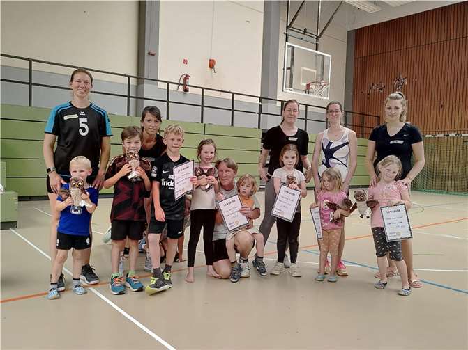 Die Kinder erhielten Urkunden.