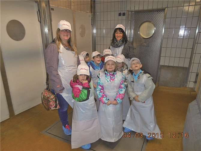 Die Kinder erhielten einen Einblick in den Metzgerei-Alltag. privat