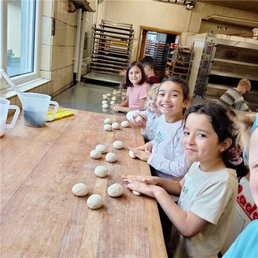 Die Kinder erhielten einen Einblick in die Arbeit eines Bäckers.  Foto: Nicole Schumacher