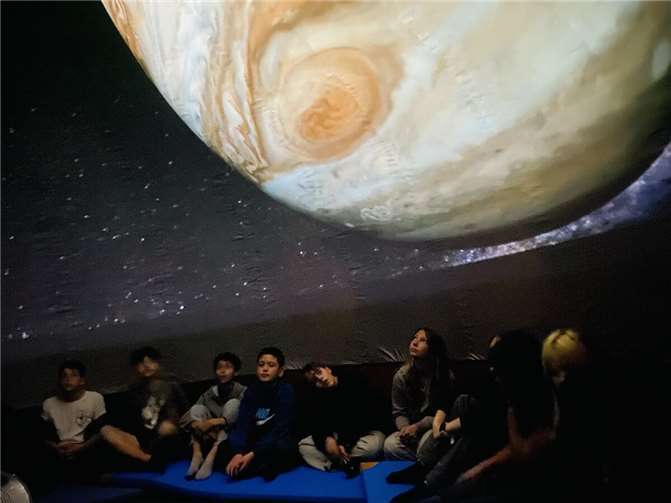 Die Kinder erhielten klassenweise spannende Einblicke in die Geheimnisse des Universums. Fotos: Realschule plus und FOS Untermosel