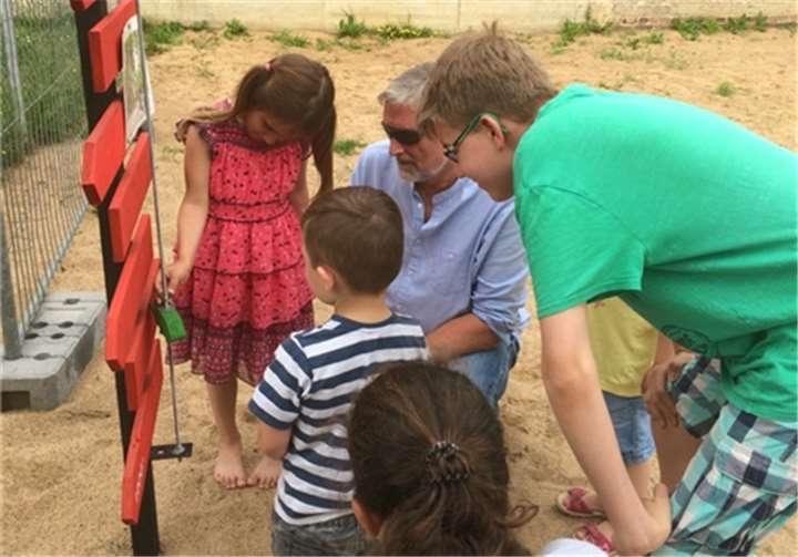 Die Kinder erhöhen am "Spielometer" die Messlatte auf 4.000 Euro.