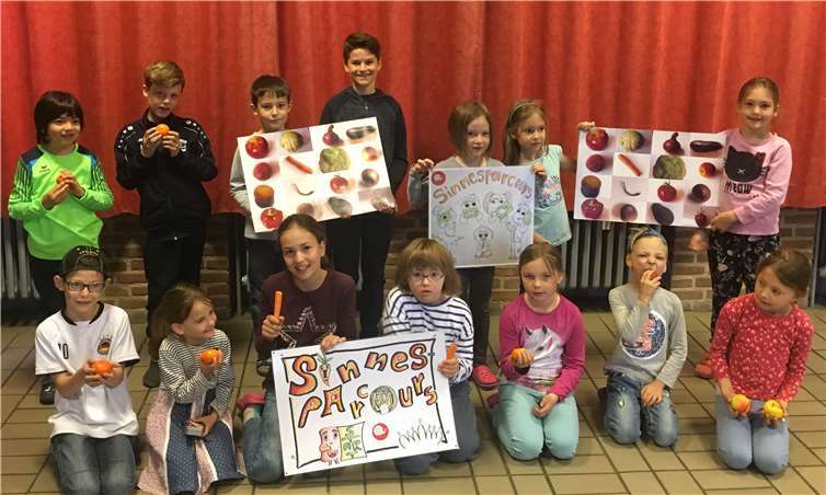 Die Kinder erlebten, dass alle fünf Sinne an einem genussvollen Geschmackserlebnis beteiligt sind Foto: Familienbildungsstätte Linz