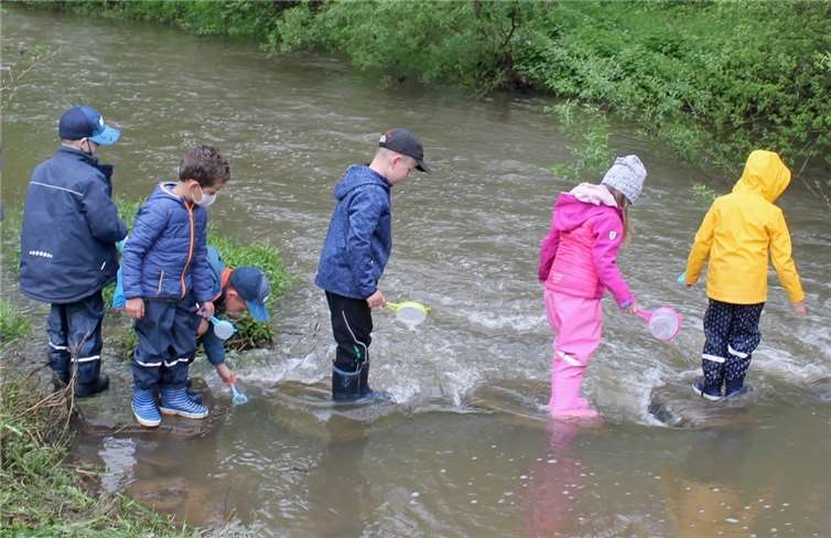 Die Kinder erlebten einen sehr schönen und interessanten Schulvormittag, bei dem kein Fuß trocken blieb.Fotos: Kreisverwaltung