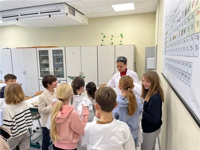 Die Kinder erlebten spannende Einblicke in die Unterrichtsprojekte.