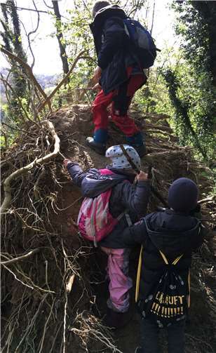 Die Kinder erlebten spannende Tage im Wald.  Foto: Familienbildungsstätte Linz