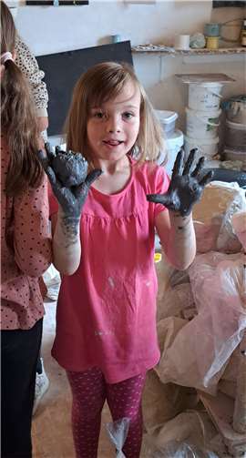 Die Kinder erlernten das Töpfern.  Foto: Linda Dieye