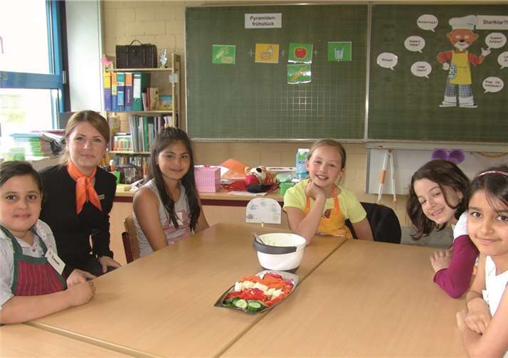 Die Kinder erlernten über vier Unterrichtstage einen theoretischen Teil anhand der Ernährungspyramide sowie den praktischen Umgang mit Lebensmitteln und Küchengeräten.