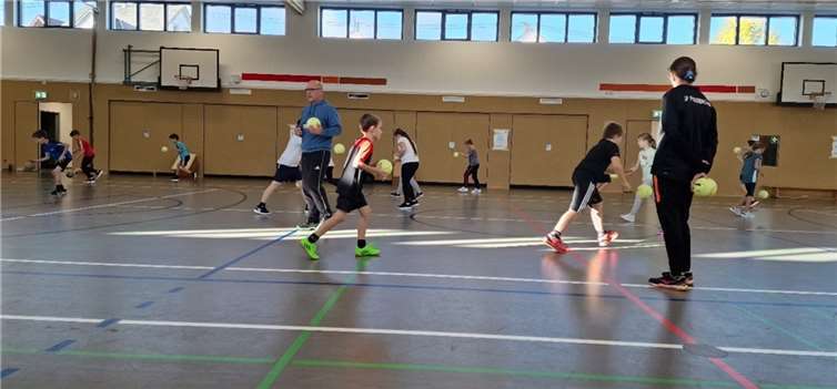 Die Kinder erlernten zunächst Grundfertigkeiten des Handballs, wie Prellen, Fangen und Werfen, um dann in einem richtigen Handballspiel das Erlernte umzusetzen. Quelle: VG Puderbach