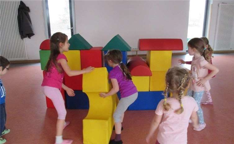 Die Kinder errichten mit den großen Bausteinen Häuser, Mauern und andere Bauwerke. privat