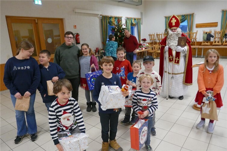 Die Kinder erwarten mit Spannung den Nikolaus. Fotos: privat