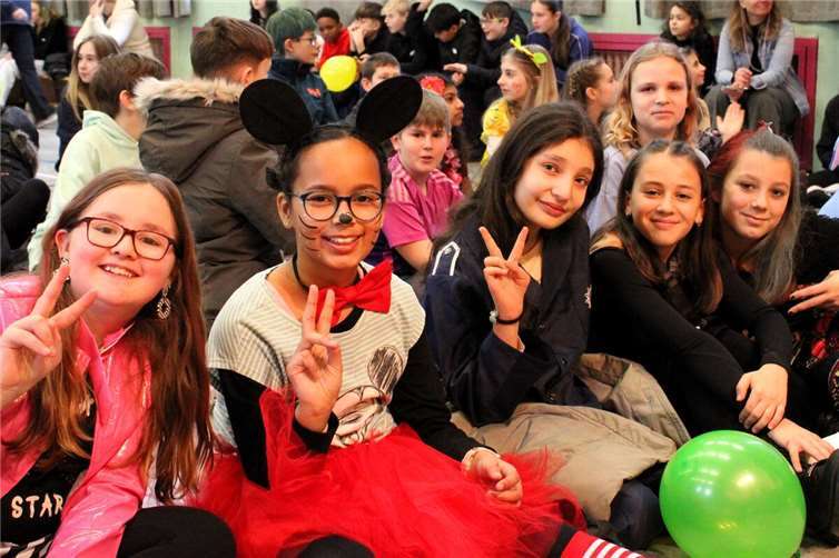 Die Kinder feierten ausgelassen.  Fotos: Anne-Frank-Realschule plus