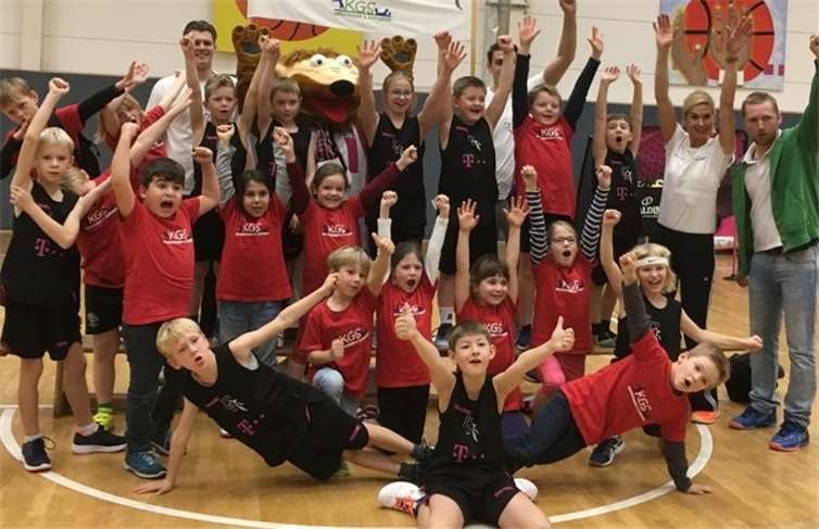 Die Kinder feierten mit Maskottchen Bonni.privat