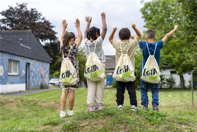 Die Kinder feruen sich über ihre neuen Turnbeutel, gepackt mit besten Bio-Gewürzen, einer praktischen Brotdose und dem farbenfrohen BioLotta Mal- und Kochbuch. Foto: BioLotta – Gewürze