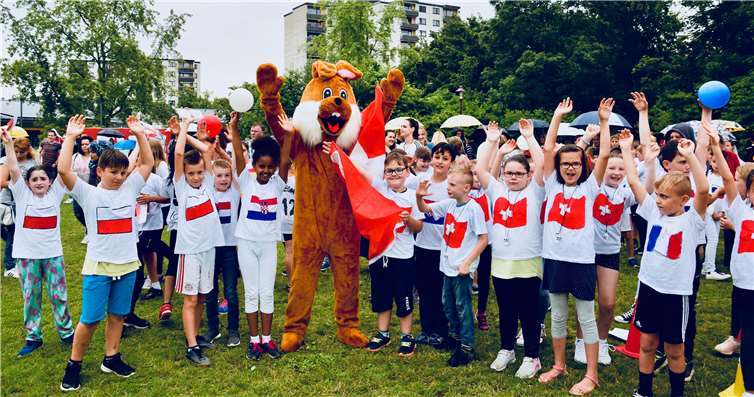 Die Kinder feuerten mit dem Schulmaskottchen Lehrer und Eltern lautstark an. privat