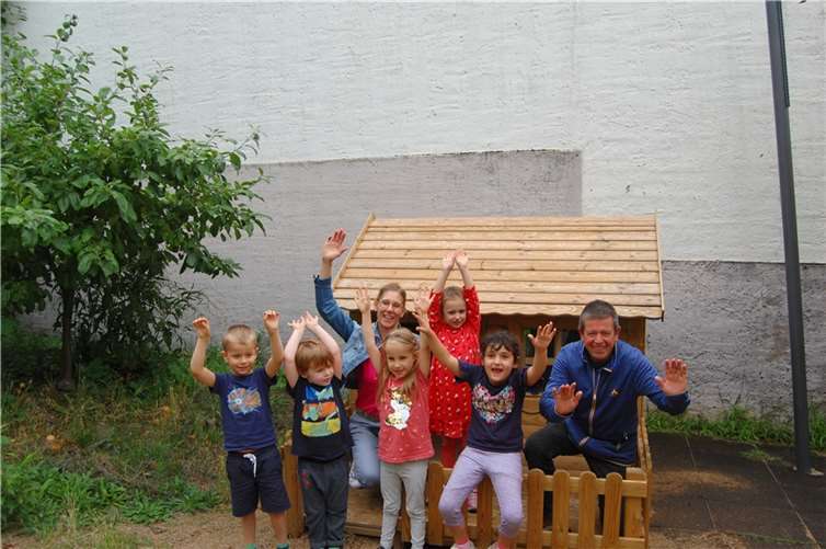 Die Kinder finden das Häuschen ganz toll und nutzen es täglich auf dem Spielplatz der Evangelischen Kindertagesstätte. Foto: Jenny Boden